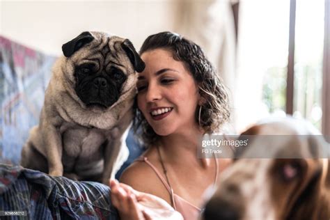 ficken hund|Junges Mädchen hat Spaß mit ihrem Hund zu Hause